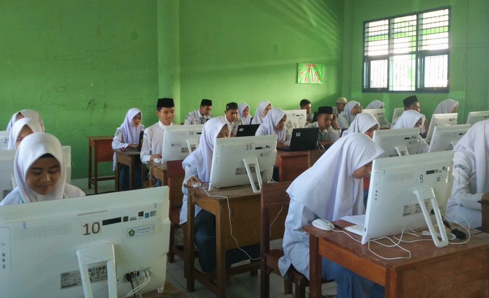 Siswa MAN 4 Pandeglang sedang ujian.